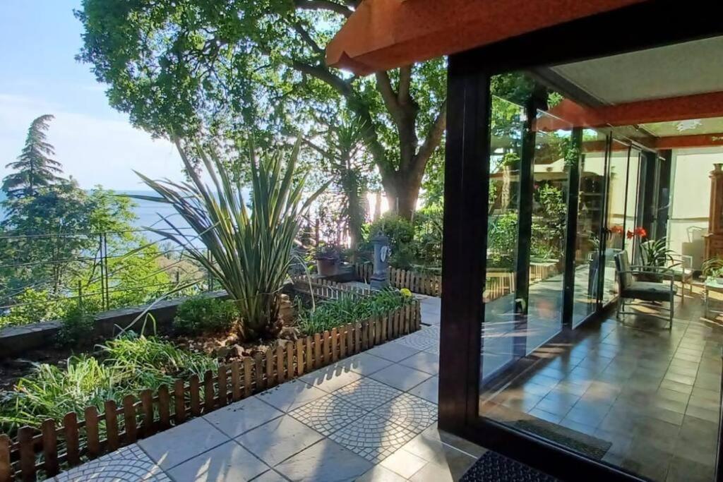 Brezza Marina - Appartamento In Villa Fronte Mare Trieste Exterior photo